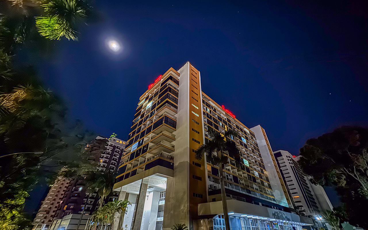 Área de lazer do Happy Hotéis com piscina