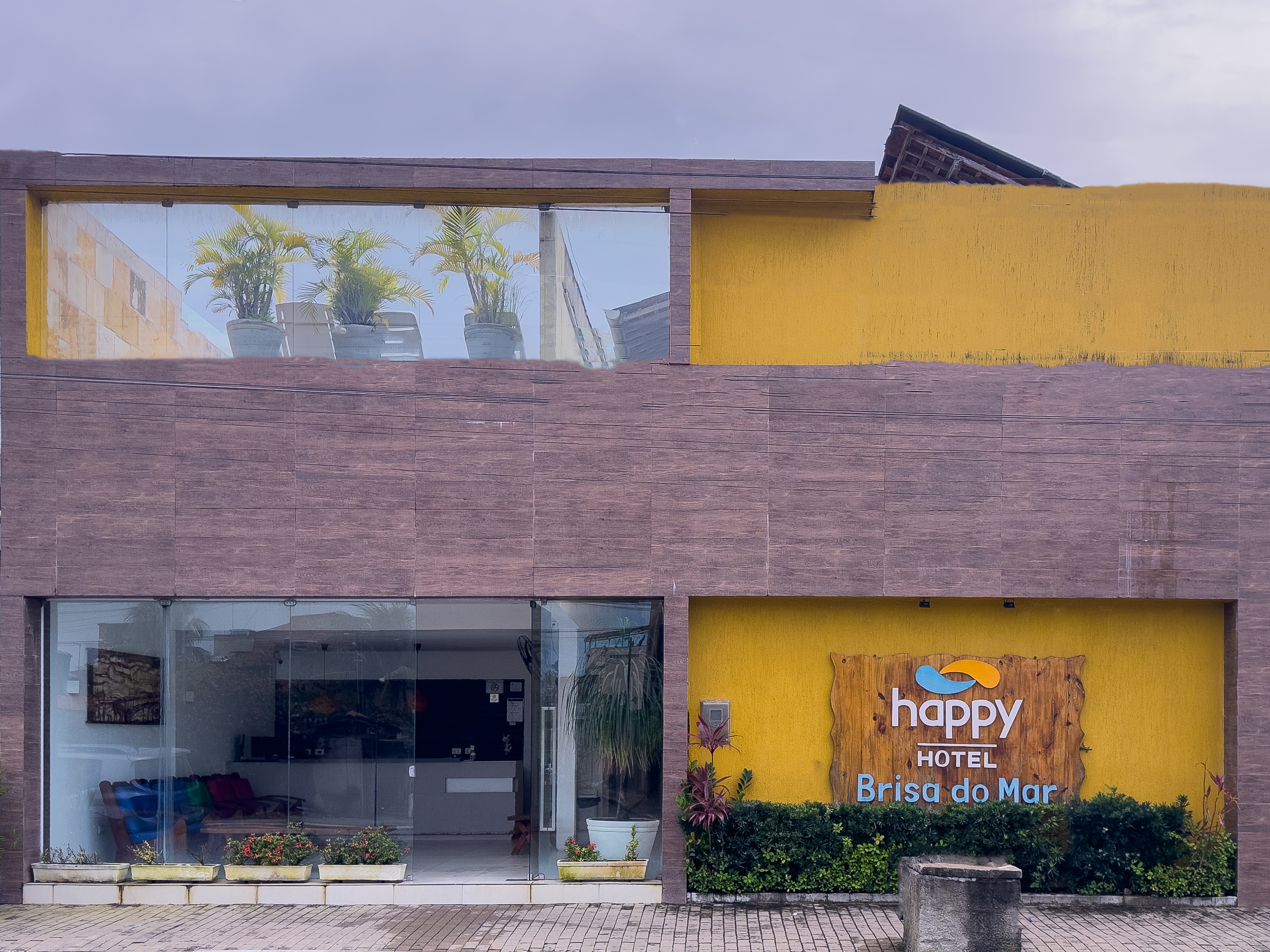 Fachada iluminada de uma unidade Happy Hotéis