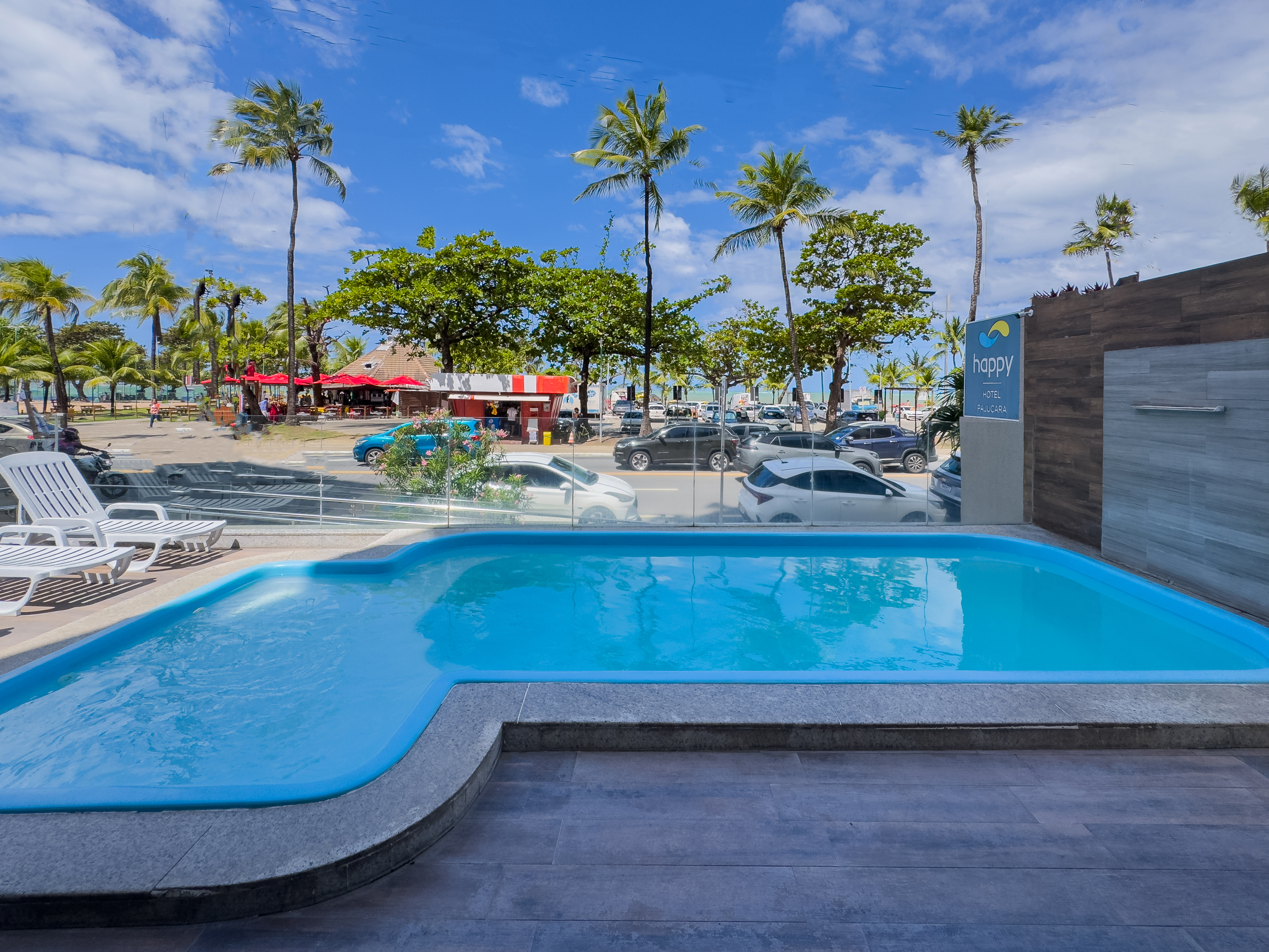 Piscina do Happy Hotel Pajuçara próxima à praia