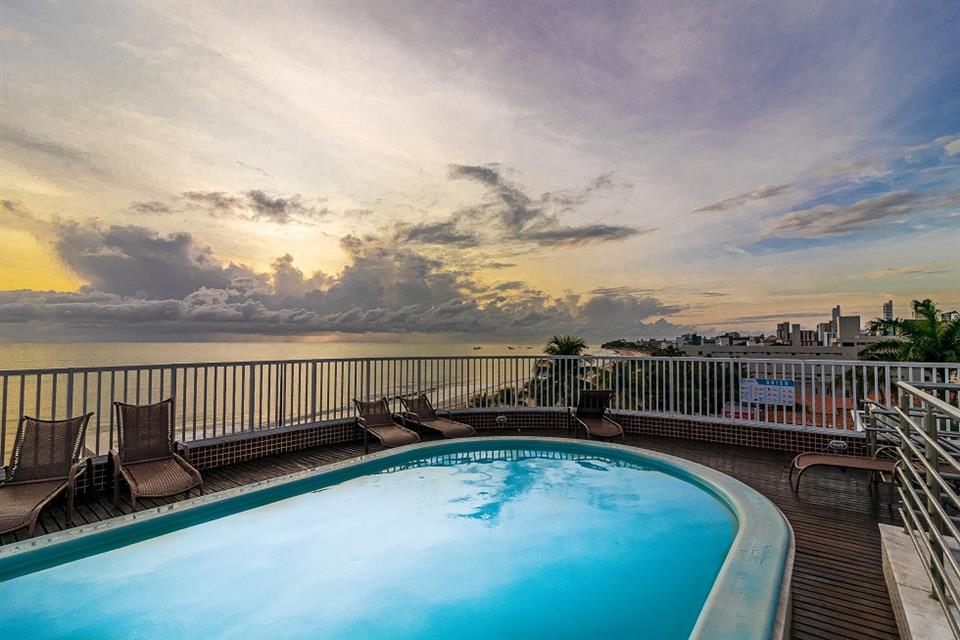 Área externa do Happy Hotel Manaíra com vista para o mar